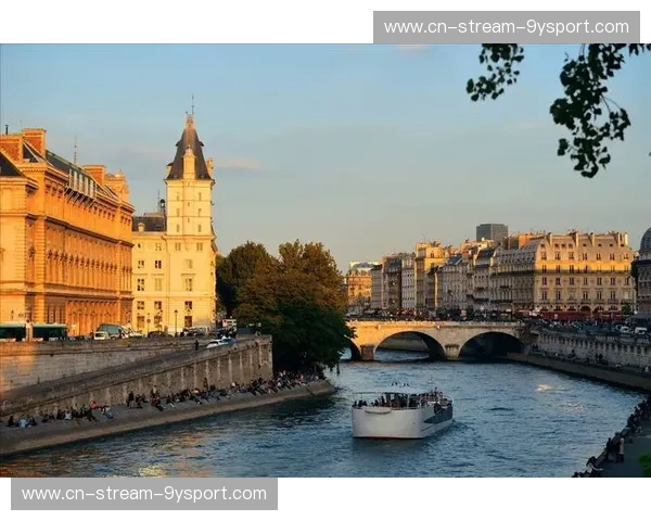 塞纳河畔的浪漫邂逅：巴黎风情与卡萨布兰卡异域魅影的交织